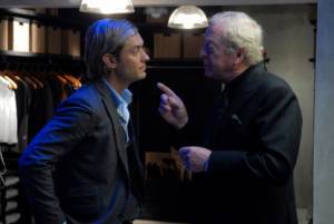 Michael Caine (Andrew Wyke) en Jude Law (Milo Tindle) in Sleuth