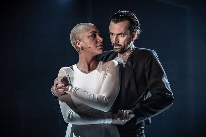 Cush Jumbo (Lady Macbeth) en David Tennant (Macbeth) in Macbeth: David Tennant & Cush Jumbo