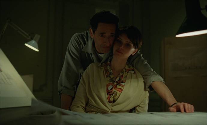 Adrien Brody (Lszl Tth) en Felicity Jones (Erzsbet Tth)