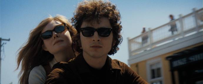 Elle Fanning (Sylvie Russo) en Timothée Chalamet (Bob Dylan)