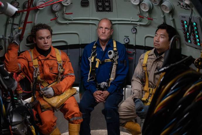 Finn Cole (Chris Lemons), Woody Harrelson (Duncan Allock) en Simu Liu (Dave Yuasa)