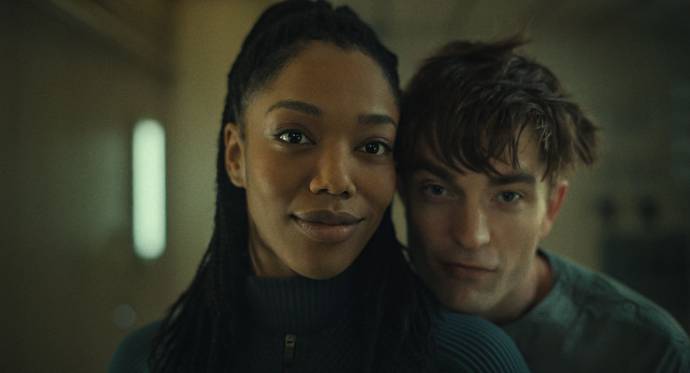 Naomi Ackie (Nasha) en Robert Pattinson (Mickey Barnes)