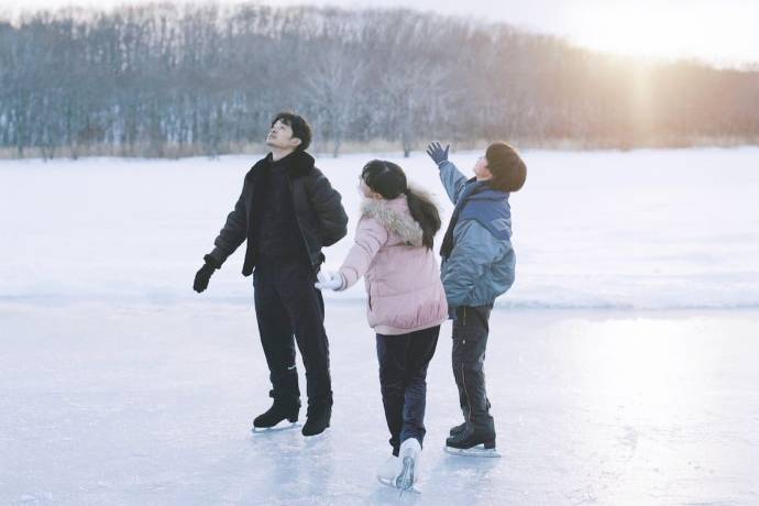 Sôsuke Ikematsu (Arakawa), Kiara Takanashi (Sakura) en Keitatsu Koshiyama (Takuya)