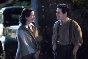 Ben Chaplin (Lewis Mowbray) en Emily Watson (Anne MacMorrow)