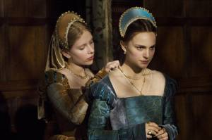 Scarlett Johansson (Mary Boleyn) en Natalie Portman (Anne Boleyn)