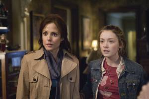 Sarah Bolger (Mallory Grace) en Mary-Louise Parker (Helen Grace)