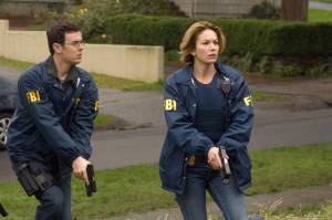 Colin Hanks (Agent Griffin Dowd) en Diane Lane (Agent Jennifer Marsh)