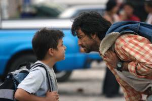 Adrian Alonso (Carlitos) en Eugenio Derbez (Enrique)