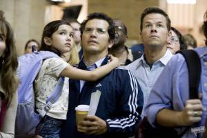 John Leguizamo (Julian), Ashlyn Sanchez (Jess) en Mark Wahlberg (Elliot Moore)