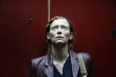 Tilda Swinton (Julia)