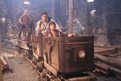 Aníta Briem (Hannah sgeirsson), Brendan Fraser (Prof. Trevor Anderson) en Josh Hutcherson (Sean Anderson)