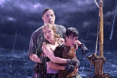 Aníta Briem (Hannah sgeirsson), Brendan Fraser (Prof. Trevor Anderson) en Josh Hutcherson (Sean Anderson)