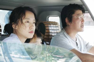 Jeon Do-yeon (Shin-ae) en Song Kang-ho (Jong Chan)