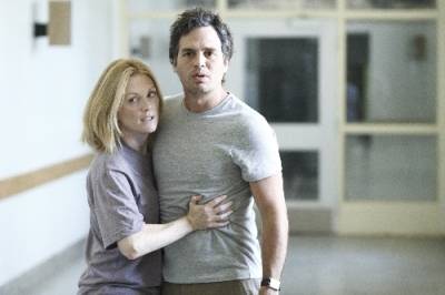 Julianne Moore (Doctor's Wife) en Mark Ruffalo (Doctor)