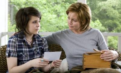 Diane Lane (Adrienne Willis) en Mae Whitman (Amanda Willis)