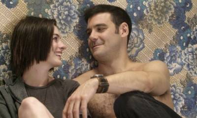 Anne Hathaway (Kym) en Mather Zickel (Kieran)