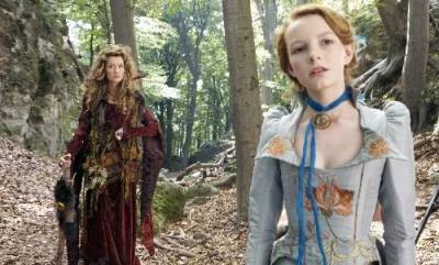 Dakota Blue Richards (Maria) en Natascha McElhone (Loveday)