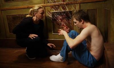 Kyle Gallner (Matt Campbell) en Virginia Madsen (Sara Campbell)