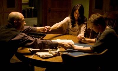 Amanda Crew (Wendy), Kyle Gallner (Matt Campbell) en Elias Koteas (Reverend Popescu)