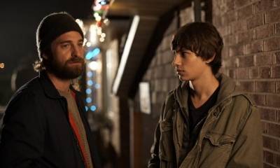 Devon Bostick (Simon) en Scott Speedman (Tom)