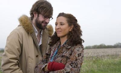 John Krasinski (Burt Farlander) en Maya Rudolph (Verona De Tessant)