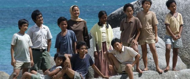 Still uit 'Laskar Pelangi', de schoolklasje met de enige twee leerkrachten.