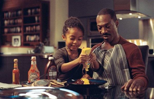 Eddie Murphy (Evan) en Yara Shahidi (Olivia)