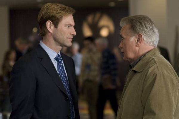 Aaron Eckhart (Burke Ryan) en Martin Sheen