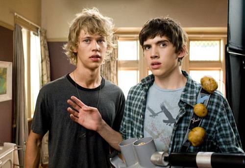 Carter Jenkins (Tom Pearson) en Austin Robert Butler (Jake Pearson (as Austin Butler))