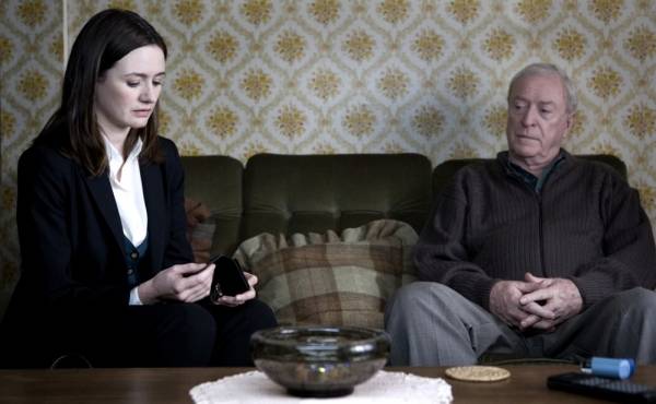 Michael Caine (Harry Brown) en Emily Mortimer (Frampton)