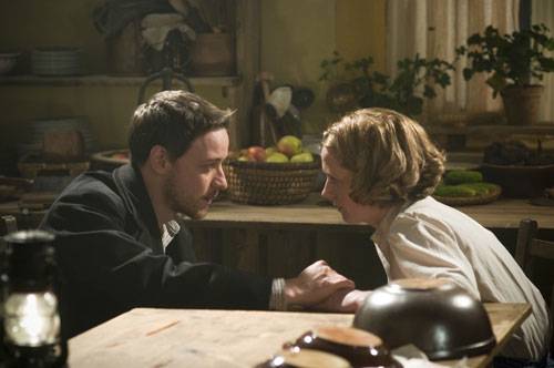 Anne-Marie Duff (Sasha Tolstoy) en James McAvoy (Valentin Bulgakov)