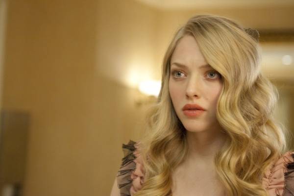 Amanda Seyfried (Chloe)