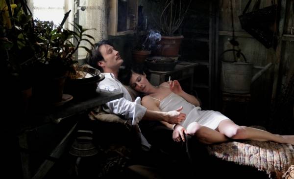 Mads Mikkelsen (Igor Stravinsky) en Anna Mouglalis (Coco Chanel)