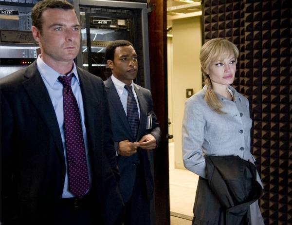 Chiwetel Ejiofor (Peabody), Angelina Jolie (Evelyn Salt) en Liev Schreiber (Winter)