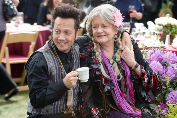 Rob Schneider (Rob Hilliard) en Joyce Van Patten (Gloria)