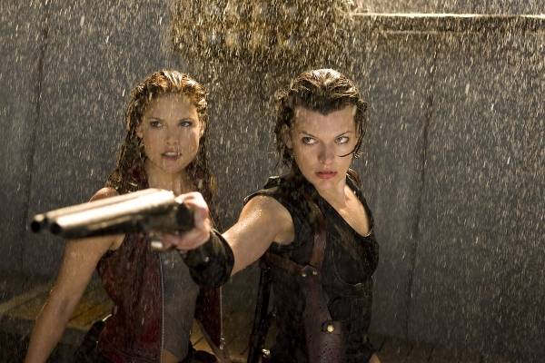 Milla Jovovich (Alice) en Ali Larter (Claire Redfield)