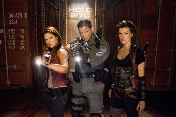 Milla Jovovich (Alice), Ali Larter (Claire Redfield) en Wentworth Miller (Chris Redfield)