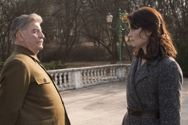 André Dussollier (Joseph Staline) en Marina Hands (Anna) in Une exécution ordinaire