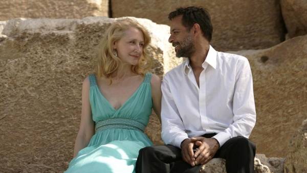 Patricia Clarkson (Juliette Grant) en Alexander Siddig (Tareq Khalifa)