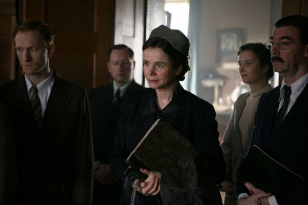 Emily Watson (Evgenia Ginzburg)