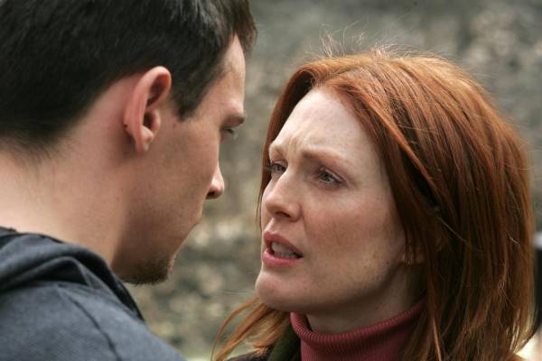 Julianne Moore (Dr. Cara Jessup) en Jonathan Rhys-Meyers (Adam)