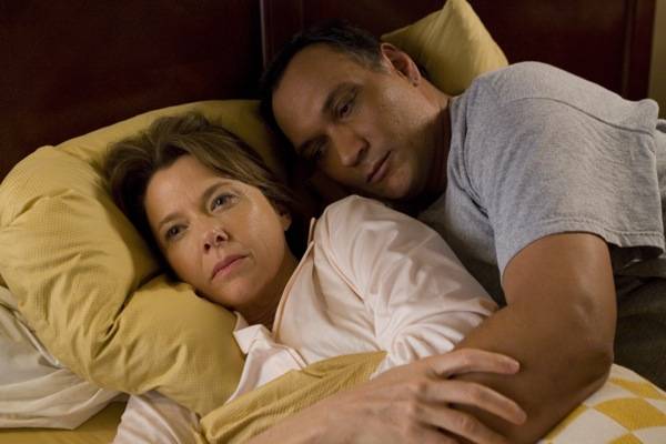 Annette Bening (Karen) en Jimmy Smits (Paco)