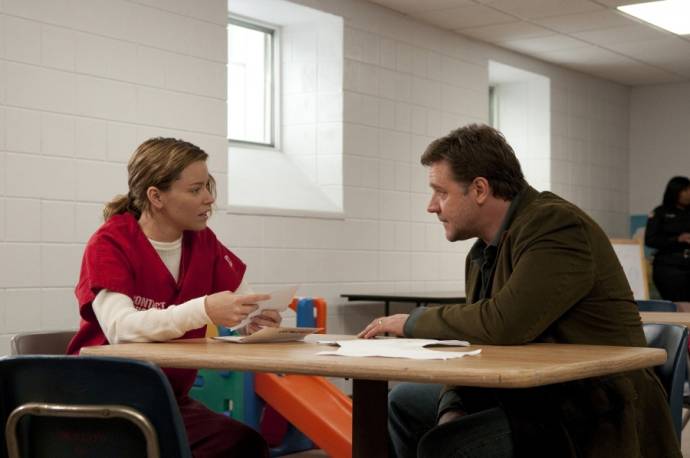 Elizabeth Banks (Laura) en Russell Crowe (John Brennan)