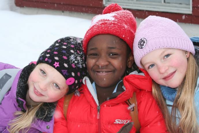 Ado Johanna Girirpio (Naisha), Live Marie Runde (Julie) en Regine Stokkevåg Eide (Mette)