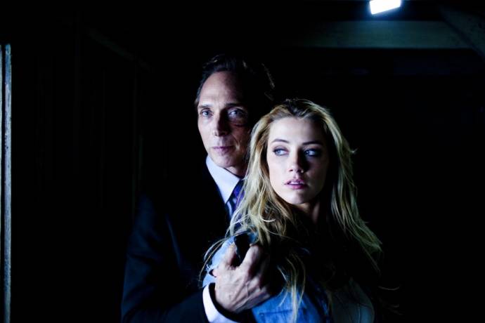 William Fichtner (The Accountant) en Amber Heard (Piper)