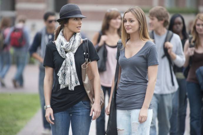 Minka Kelly (Sara Matthews) en Leighton Meester (Rebecca)