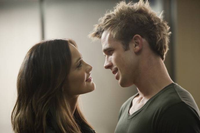 Cam Gigandet (Stephen) en Minka Kelly (Sara Matthews)