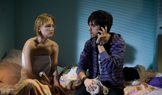 Juno Temple (London) en Thomas Dekker (Smith)