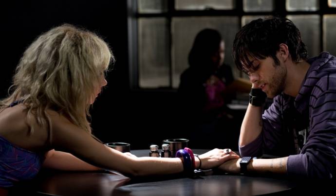 Juno Temple (London) en Thomas Dekker (Smith)