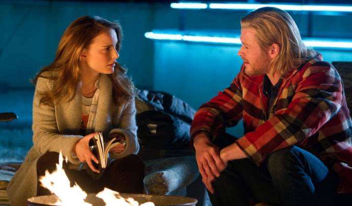 Natalie Portman (Jane Foster) en Chris Hemsworth (Thor)